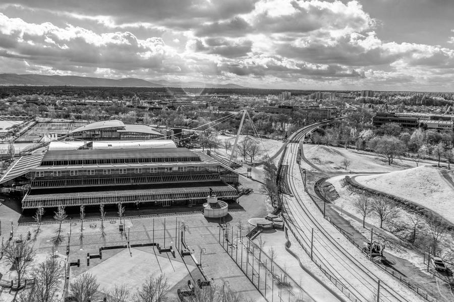 Infrarotaufnahme der Karlsruher Europahalle mit dahinterliegdenem Europabad mit Rutsche