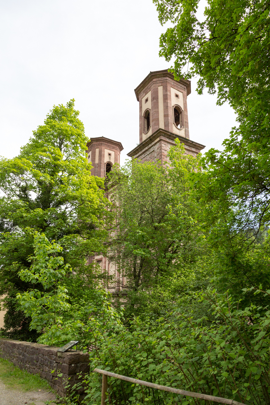 Westfassade der Klosterruine Frauenalb