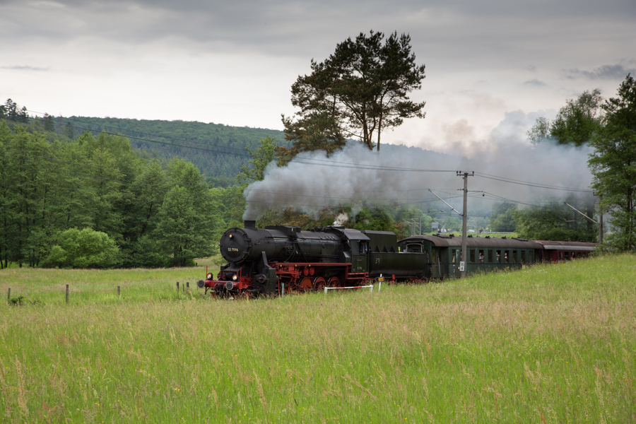 Zugfahrt unter Dampf. Aufnahme an der Strecke zwischen Fischweier und Bad Herrenalb.