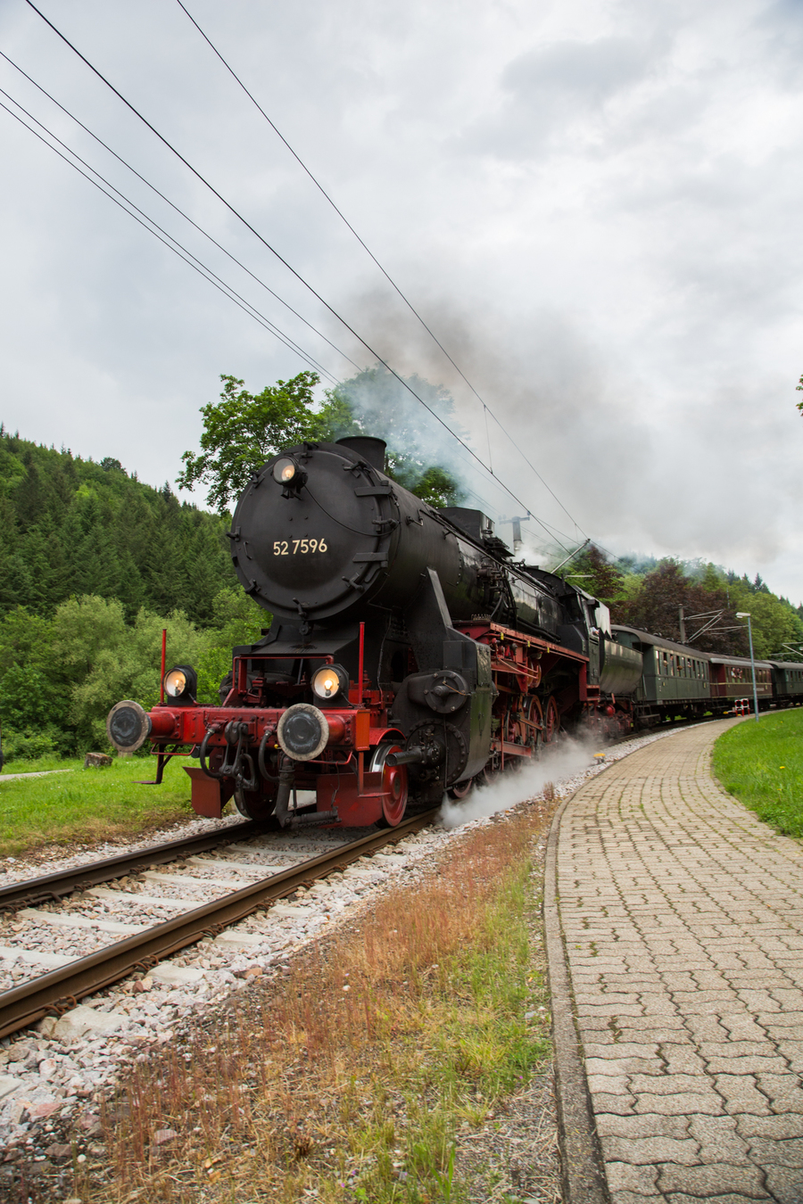 Bei der Ausfahrt aus dem Bahnhof Frauenalb.