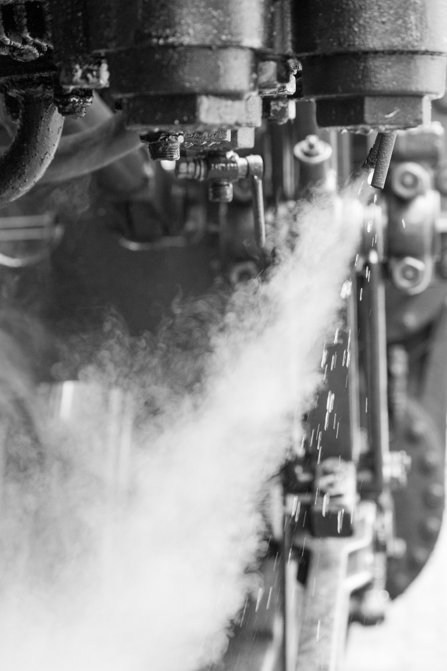 Detailaufnahme unterhalb eines Kondensators an der Dampflokokomotive.