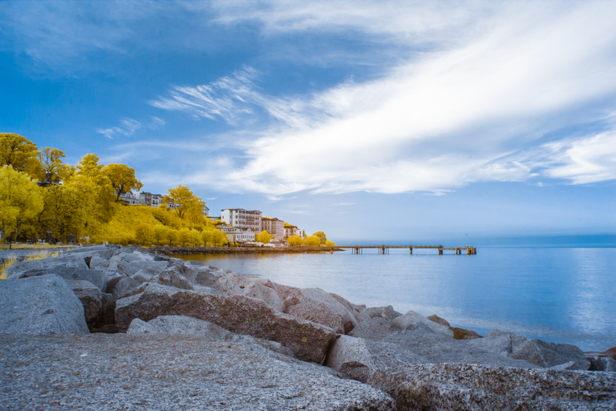 Falschfarben Infrarotfotografie mit Blick zur Sassnitzer Seebrücke