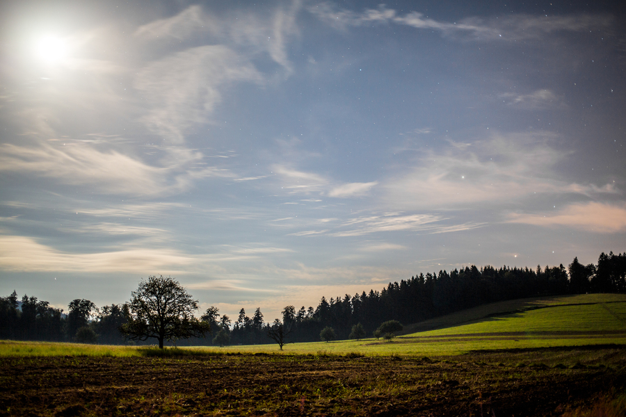 Mondscheinaufnahme im normalen Farbspektrum