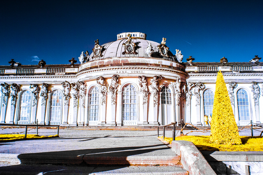 Schloss Sanssouci im Infrarotspektrum, nach Farbkanaltausch