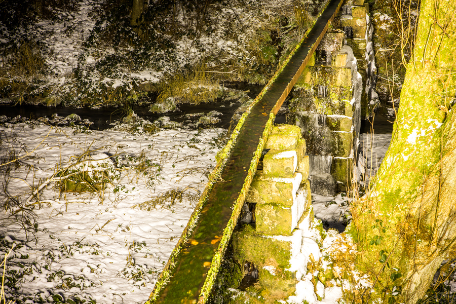 Aufnahme des hölzernen Wasserzulaufes, welcher den Bachlauf der Moosalb quert