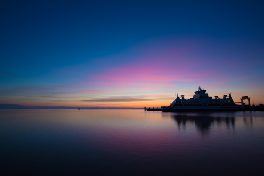 Sonnenaufgang über dem Fähranleger Dagebüll