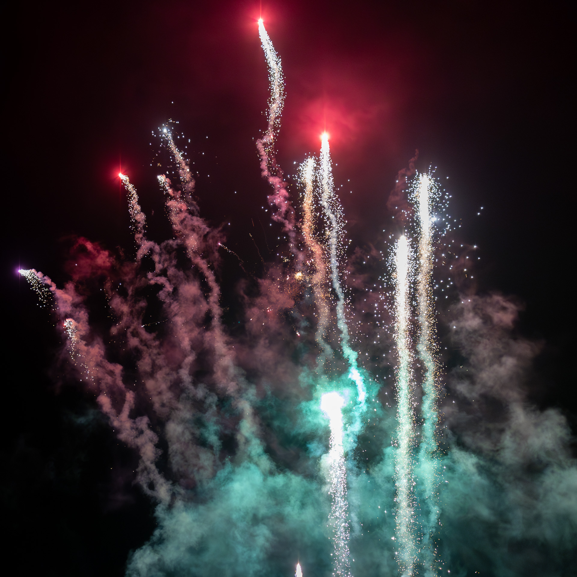 Feuerwerk mit Rauchspur am Marktplatz Neubrandenburg
