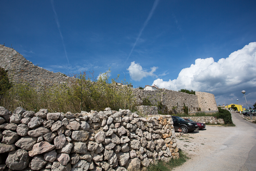 #3 Blick auf altes Gemäuer im Ort Vrbnik