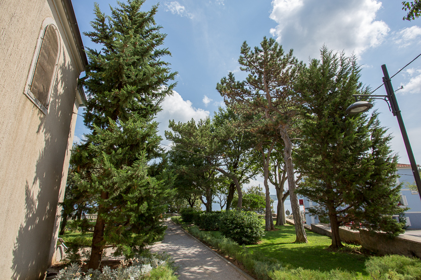 #7 Parkanlage neben der Kirche, welche der Jungfrau Maria geweiht ist